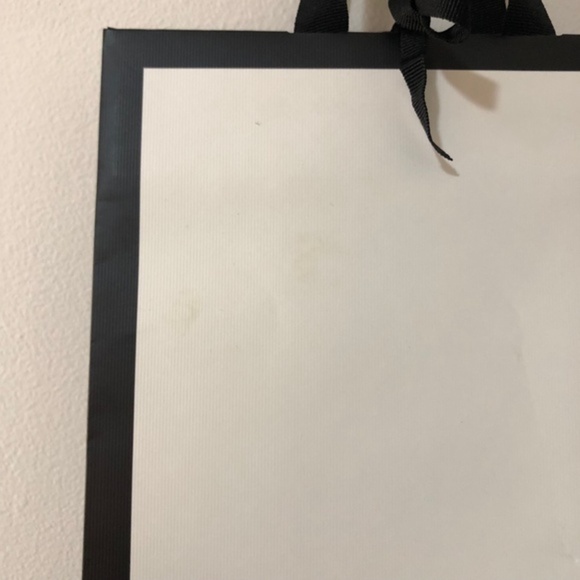 Gucci White‎ and Black Paper Shopping bag with ties and extra Gucci ribbon - Picture 7 of 11